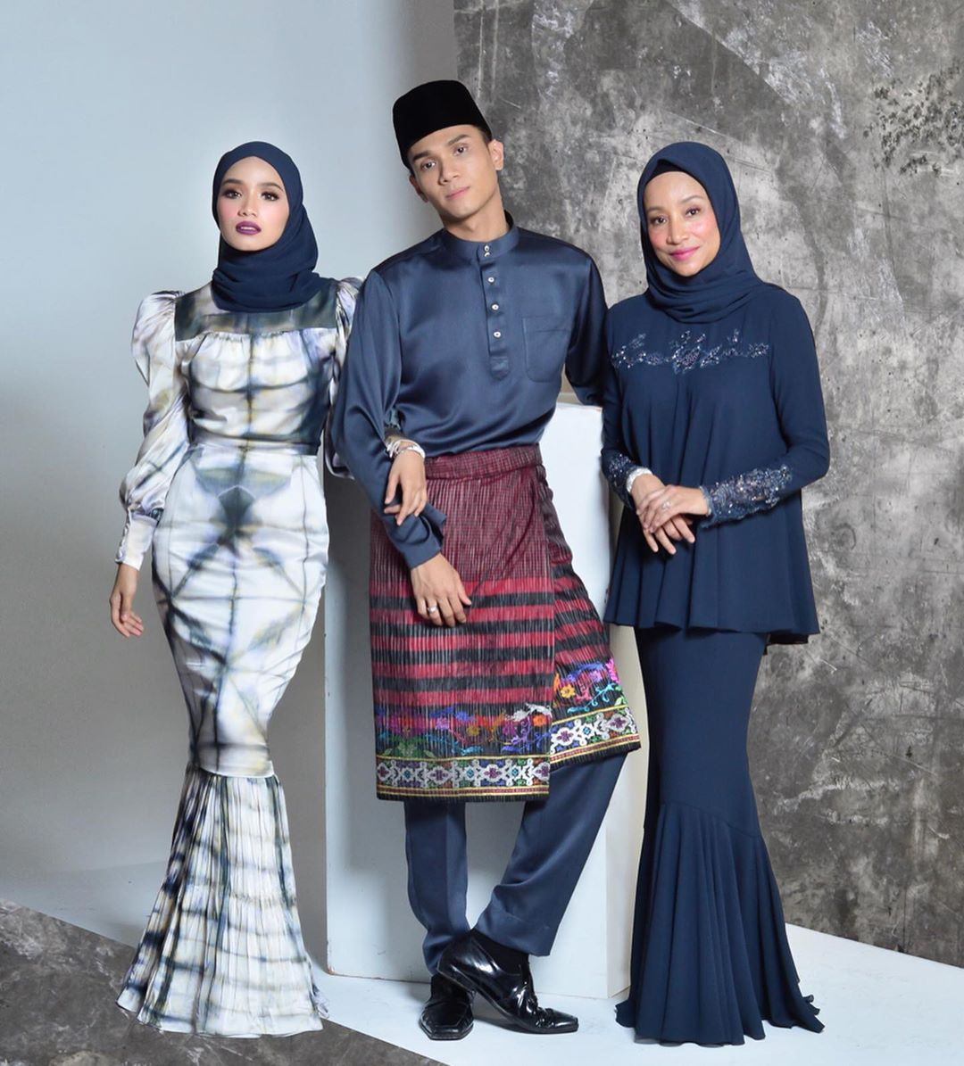 Nazreem Musa and his family welcome day 3 of Syawal with a high-fasion photoshoot commemorating their navy blue colours. (Photo credit: @nazreemmusa / Instagram)