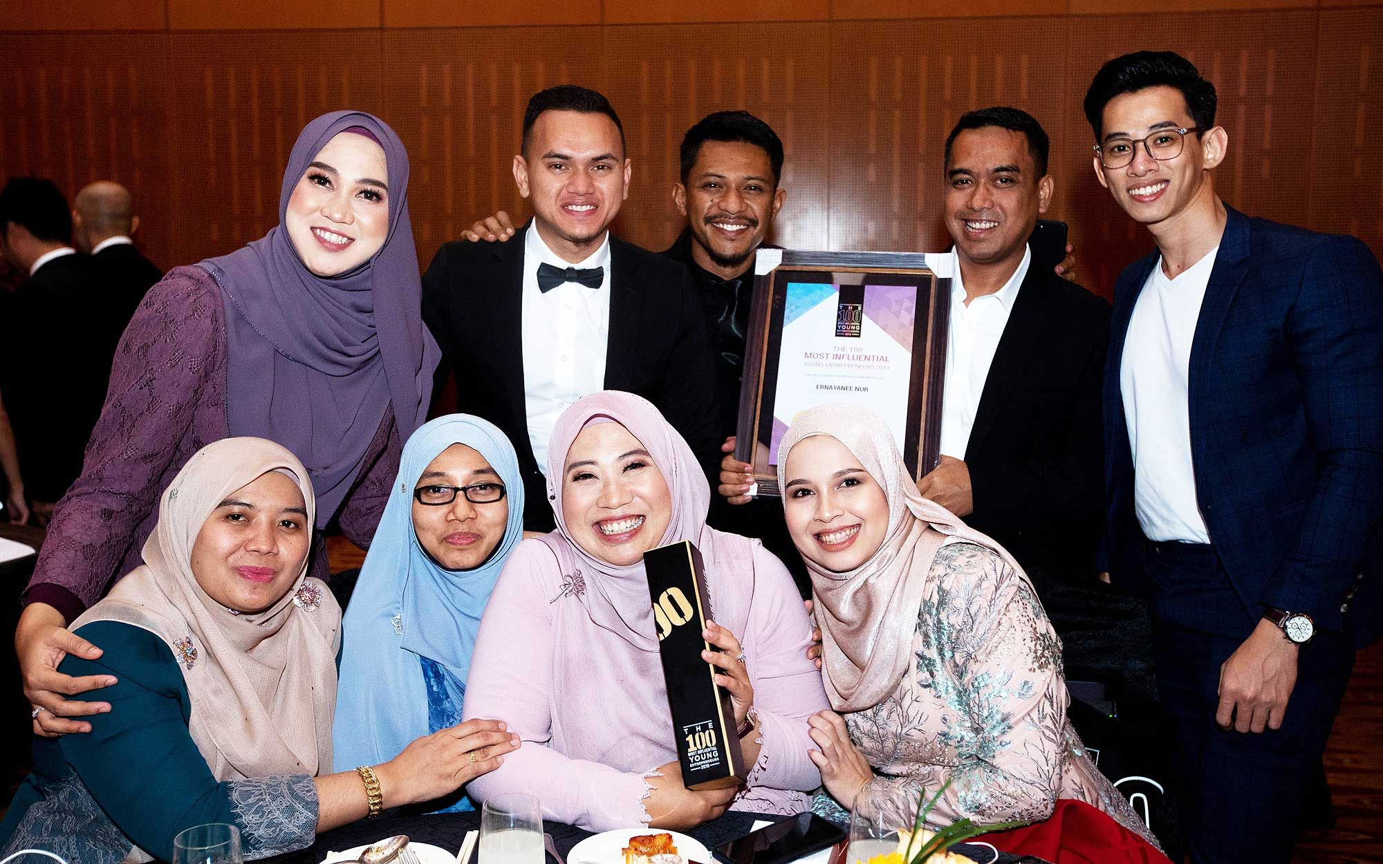Ezureen Nur, Safwan Ismail, Amir Nasrullah, Zulkofli, Danial Soba, Rawaida, Siti Khadijah, Ernayanee Nur and Amal Farahin