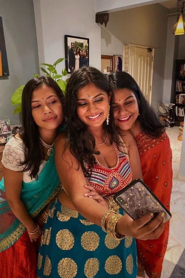 Apshy Vimal and friends are ready to dazzle as they flash those pearly whites for the mandatory Diwali wefie. (Photo: @apshy/Instagram)