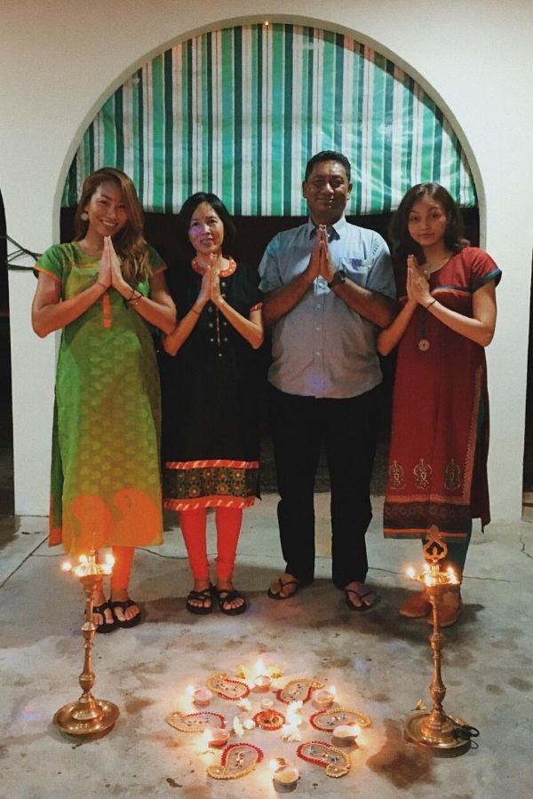 Sending all her love from her home in Alor Setar, the iridescent Vanessa Tevi Kumares strikes a pose with her parents and sister. (Photo: @vanessatevi/Instagram)