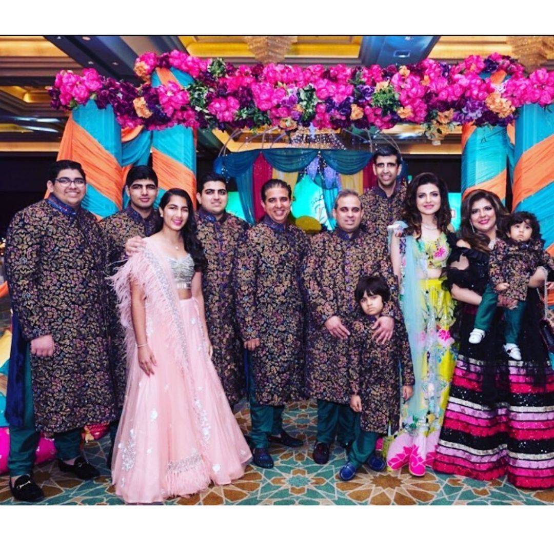 Deepavali with the Valirams is a truly joyous sight to behold, whether it be the lavish decor of their celebrations or the ability to fit everyone in the frame so beautifully. (Photo: @lavinamelwanivaliram/Instagram)