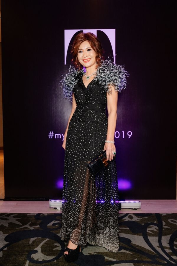 Datin Kelly Chen matched her print-on-print feathered ensemble with a clutch by Hermès