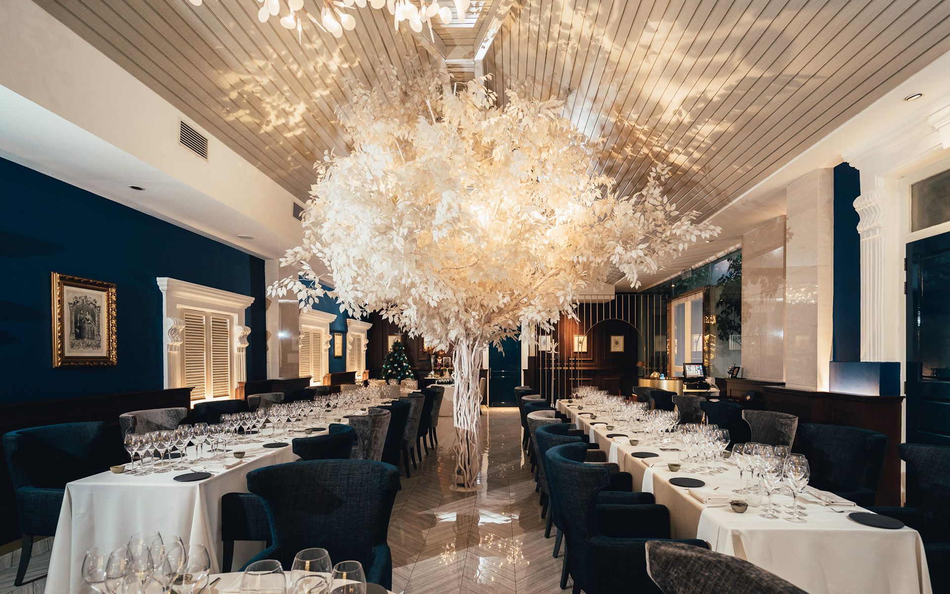 The breathtaking set-up of the Château Pontet-Canet wine pairing at Restaurant Blanc in Macalister Mansion