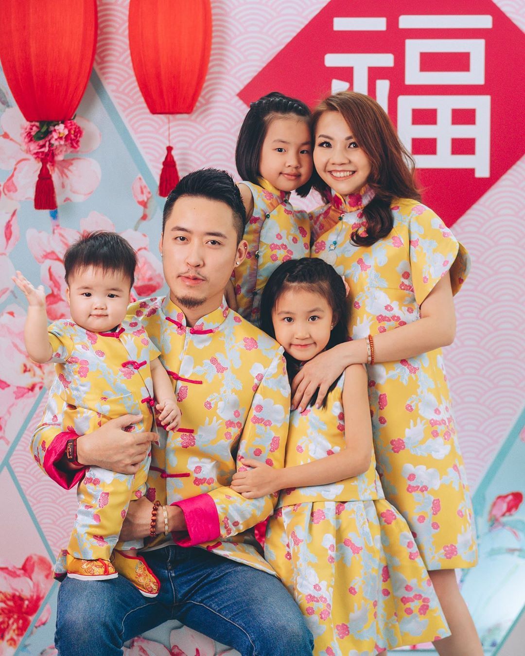 Little Louie Loo's hand wave is just about the cutest thing we've seen all day. Points to parents Bryan Loo and Sally Quah for nailing this CNY family shot! (Photo: @sallyquah/Instagram)
