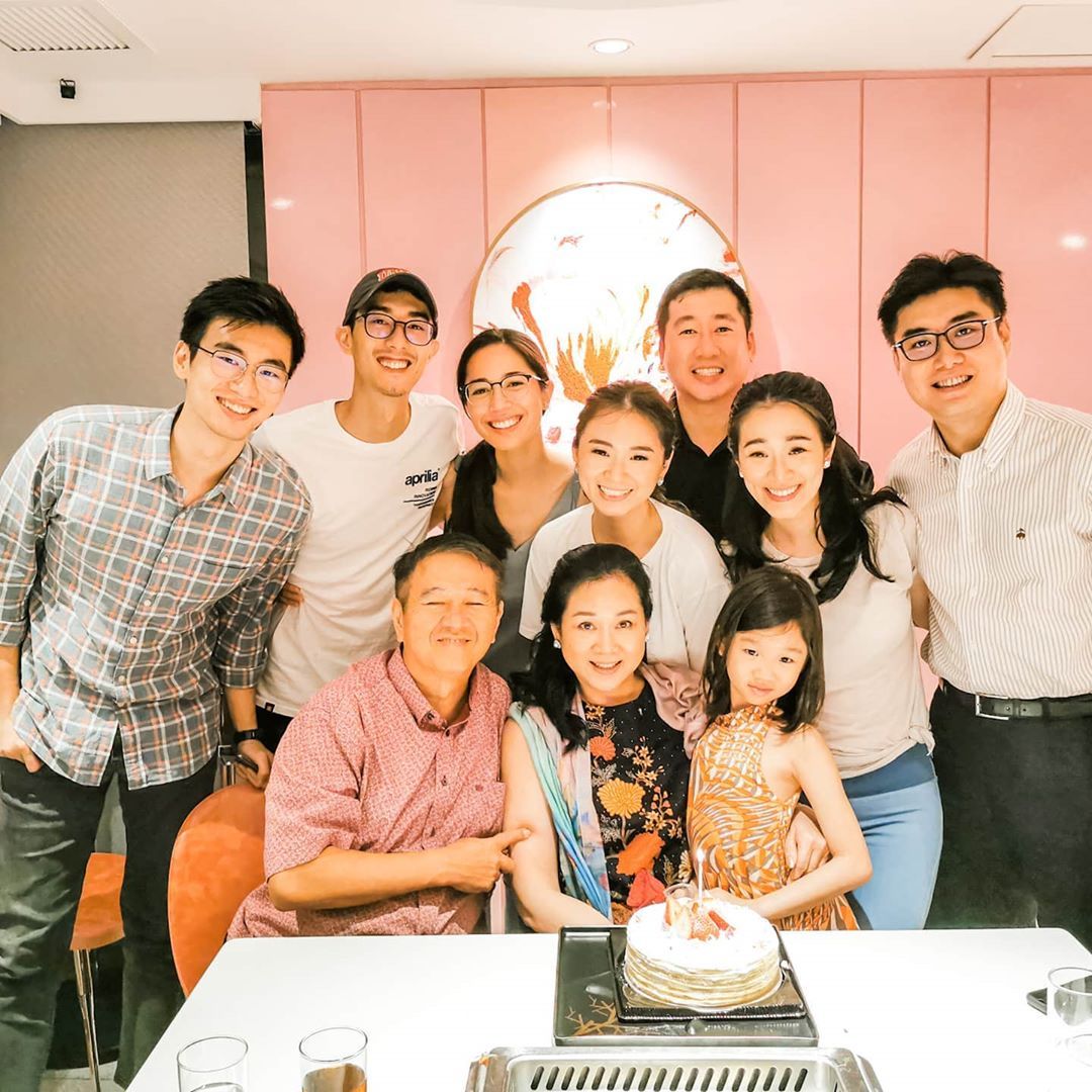 Dianna Lee and the tribe gather round for a double celebration of mum Puan Sri Tan Bee Hong's birthday and Valentine's Day. (Photo:@livelikeatreeeee/Instagram)