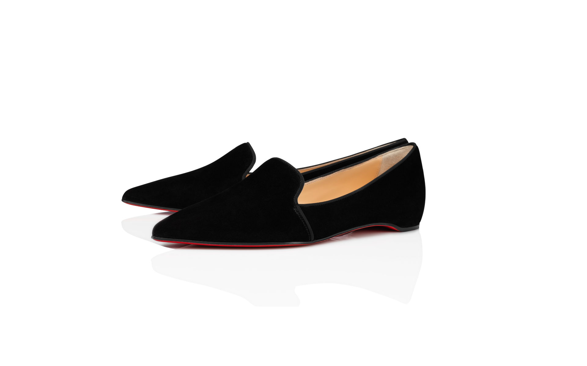 Perfect for those who prefer fuss-free style, this Christian Louboutin Kashasha flats have tapered lines highlighted by delicate grosgrain borders that are emblematic to the Maison. Made with black suede calfskin, it's urban sophistication at its best.