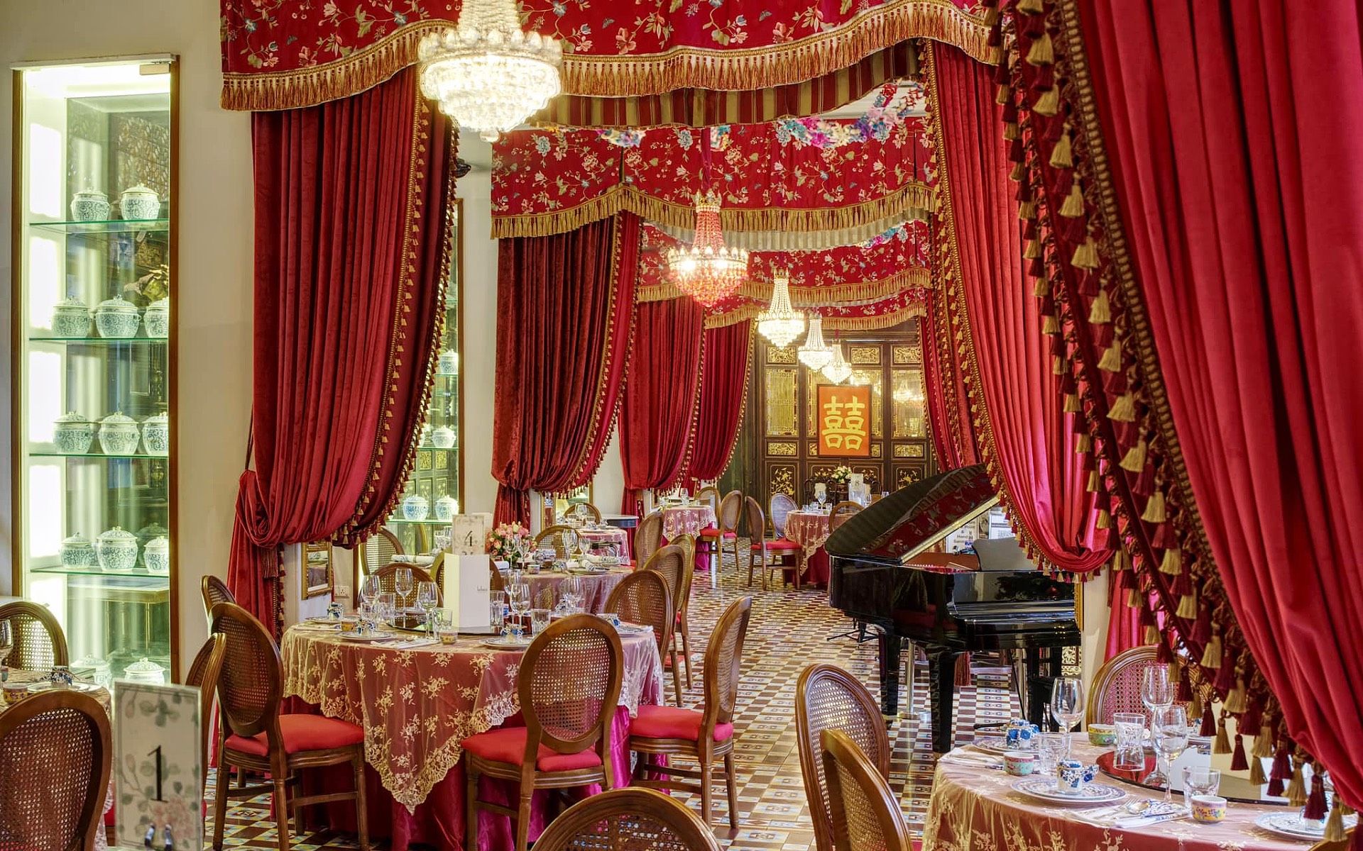 You'll be hard-pressed to find a more glamorous dining room in Penang (Photo: The Seven Terraces)