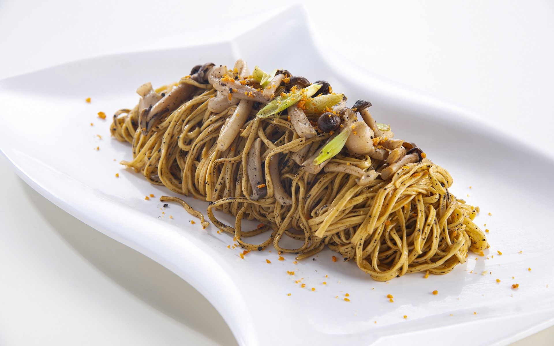 Braised HK Yee Mee
with Black Truffles & Mushrooms (Photo: Regent Chinese Cuisine)
