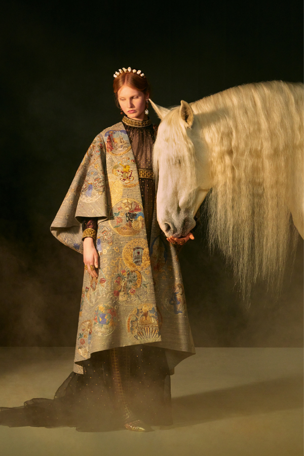 La Bateleur: Bar suit in wool and anthracite cloqué silk composed of a twisted draped and knotted jacket, a pleated skirt and a slate organza blouse