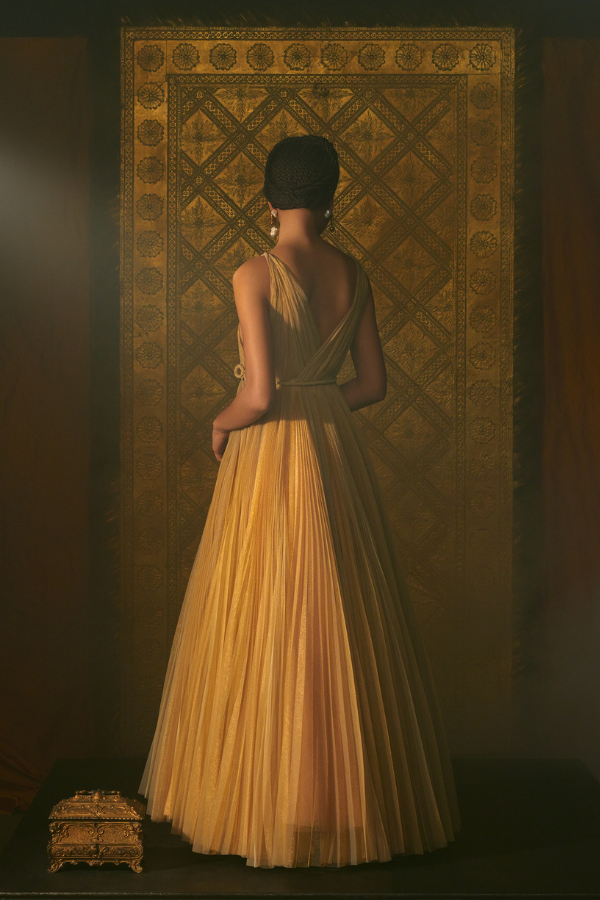 Le Diable: Long dress with draped crossover décolleté, in gold-laminated pleated gauze