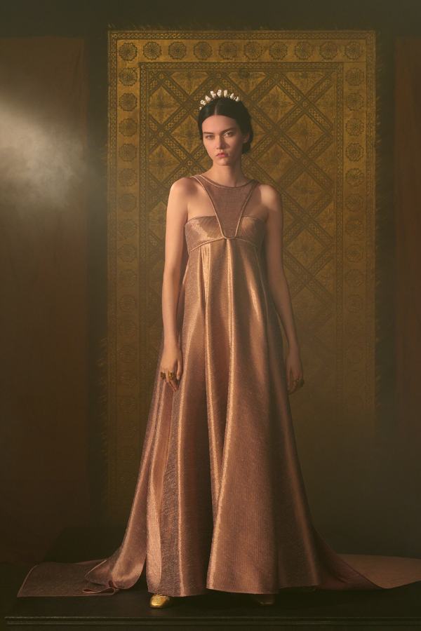 La Lune: Long dress with Watteau back, in pink lamé twill chenille
