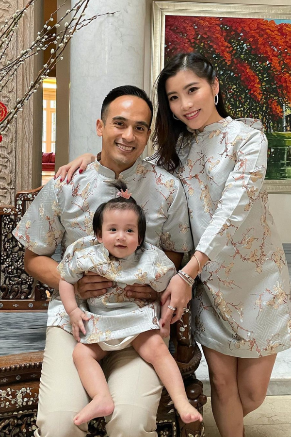 Beaming parent Chryseis Tan and SM Faliq Nasimuddin celebrate baby Arianna's first Chinese New Year in matching outfits (Photo: Instagram/@chrystan_x)