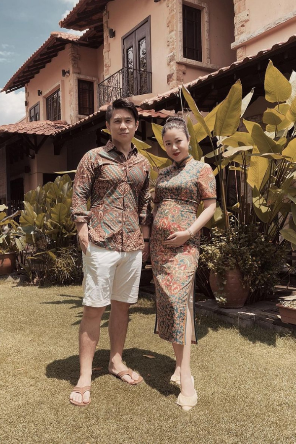 Ju Nn Phang and Aaron Tey stand hand-in-hand in their printed outfits (Photo: Instagram/@ladyju)