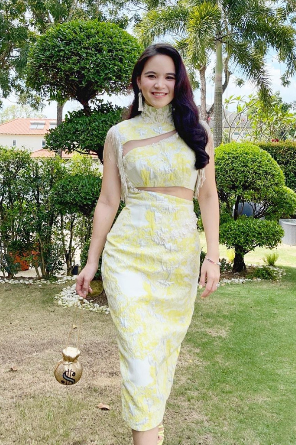 We are living for that glittering gold money purse! Melissa Sin brings a modern interpretation of the cheongsam, with unique cut-outs and fashionable fringe. (Photo: Instagram/@mssasin)