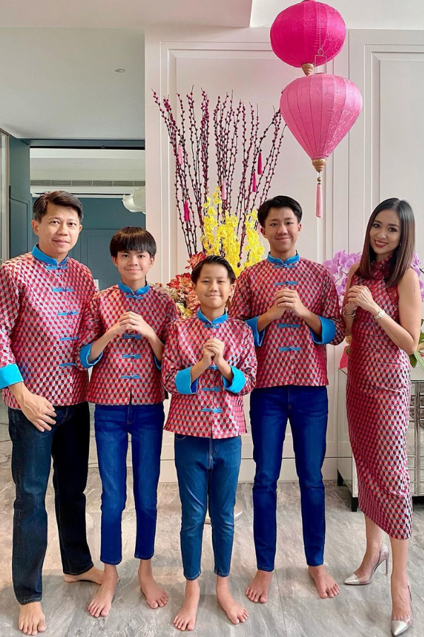 Datuk Michael Tang, Datin Yvette Kang and their family ring in the Year of the Ox wearing gorgeous matching outfits with striking red and blue details (Photo: Instagram/@yvetteyvents)