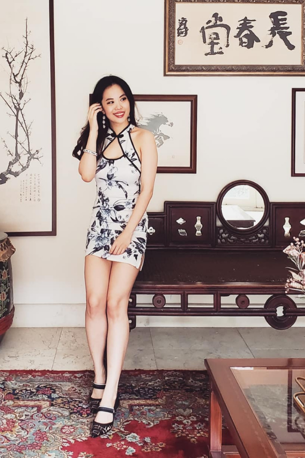 Yap Po Leen keeps it simple and stylish with a monochromatic cheongsam (Photo: Instagram/@leenersyap)