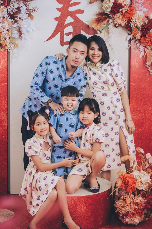 Another year, another amazing CNY family photo. Bryan Loo, Sally Quah and their family rock the byThian x Brenda collection (Photo: Instagram/@sally_quah)