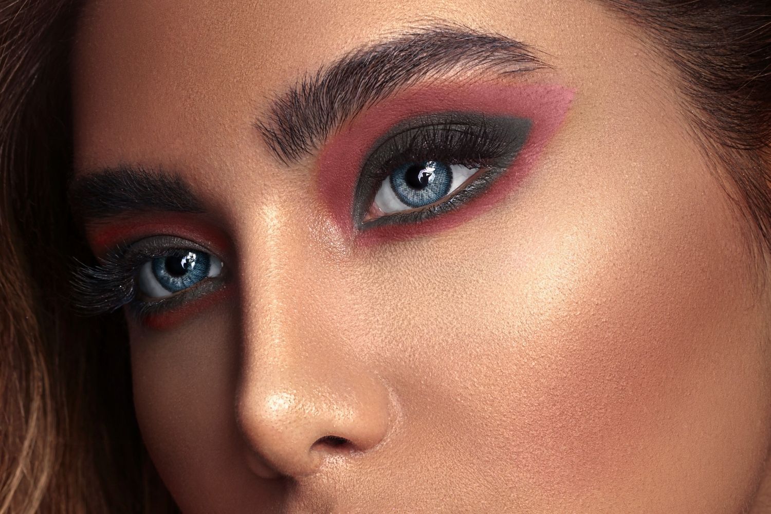 What products to use to style bushy eyebrows (Photo: Canva)
