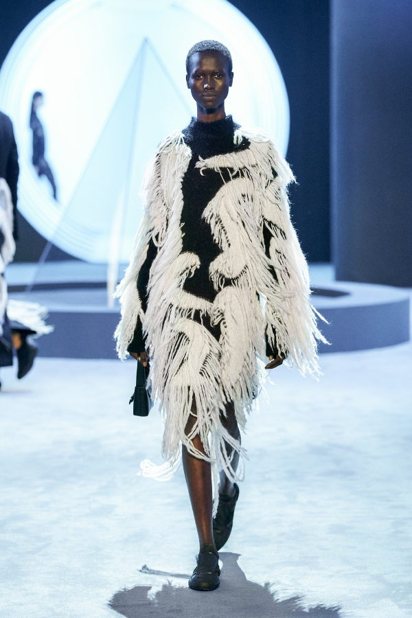 Incorporating movement with irregular bursts of fringed yarn