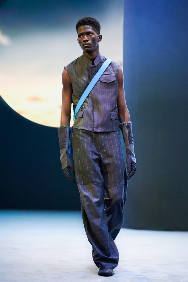 A military-inspired training look finished with a shoulder bag with cross-body utility strap
