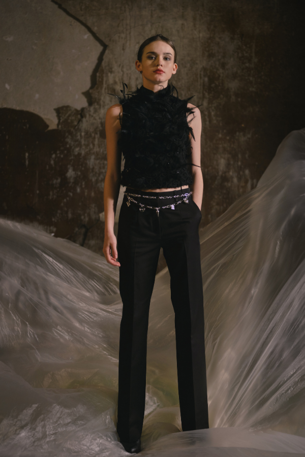 Straight trousers with a feathered top