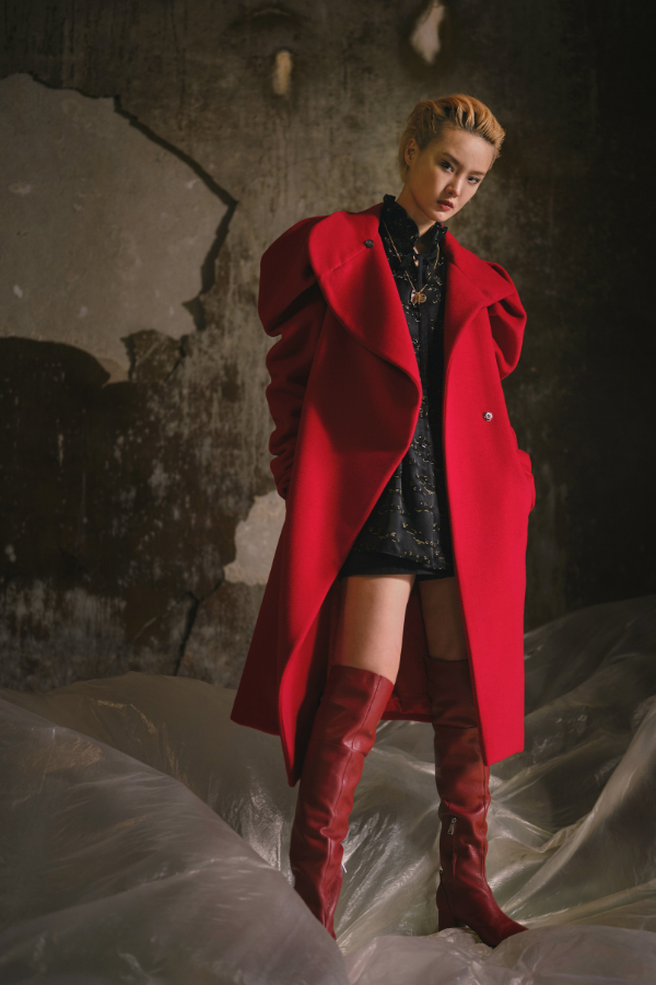 Auspicious red: This oversized vintage leg-of-mutton sleeve coat and flared long coat with overturned lapel is one of the highlights of the collection