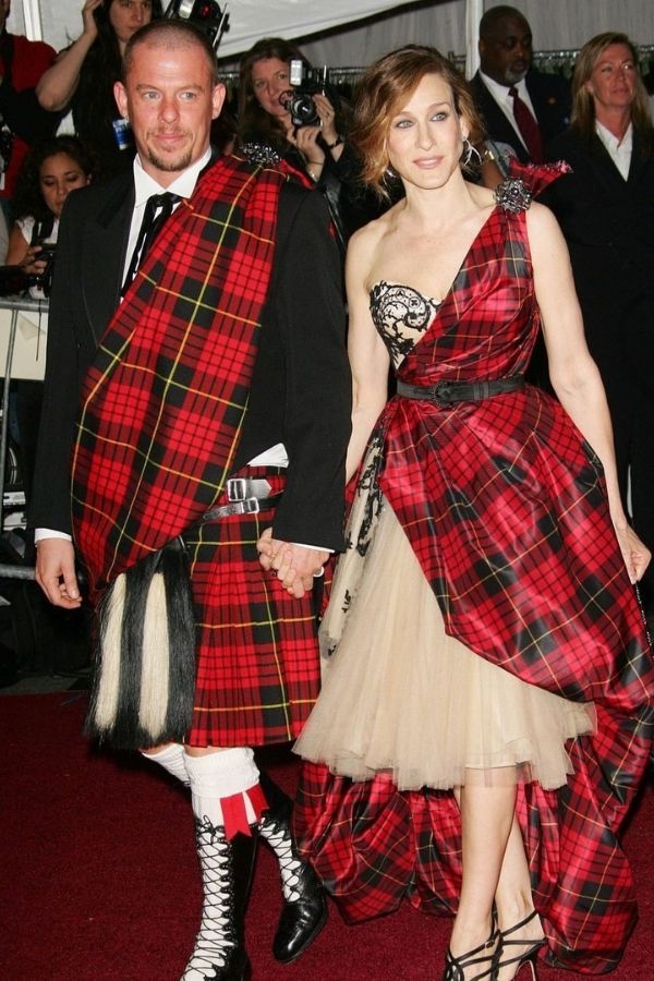 BONUS: Alexander McQueen and Sarah Jessica Parker in Alexander McQueen at the 2006 Met Gala. The theme was "AngloMania: Tradition and Transgression in British Fashion". (Photo: Instagram/@voguerunway)