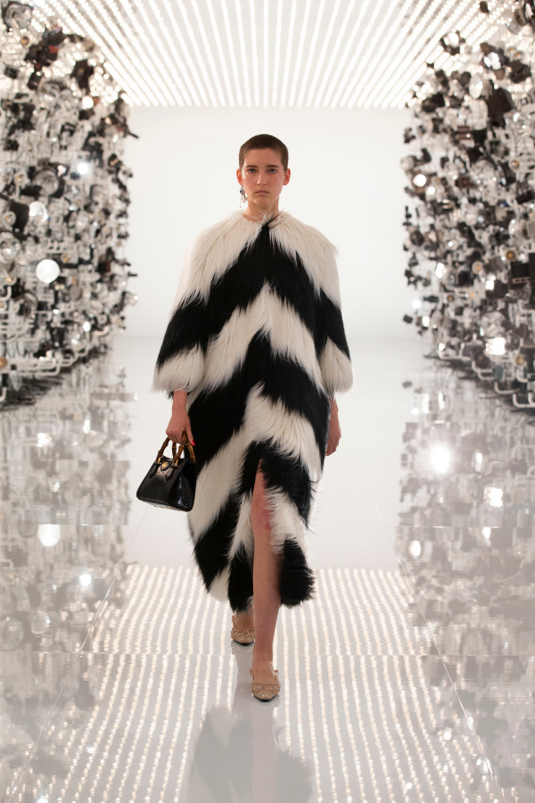 This look transports us to the world of the iconic Savoy Hotel in London