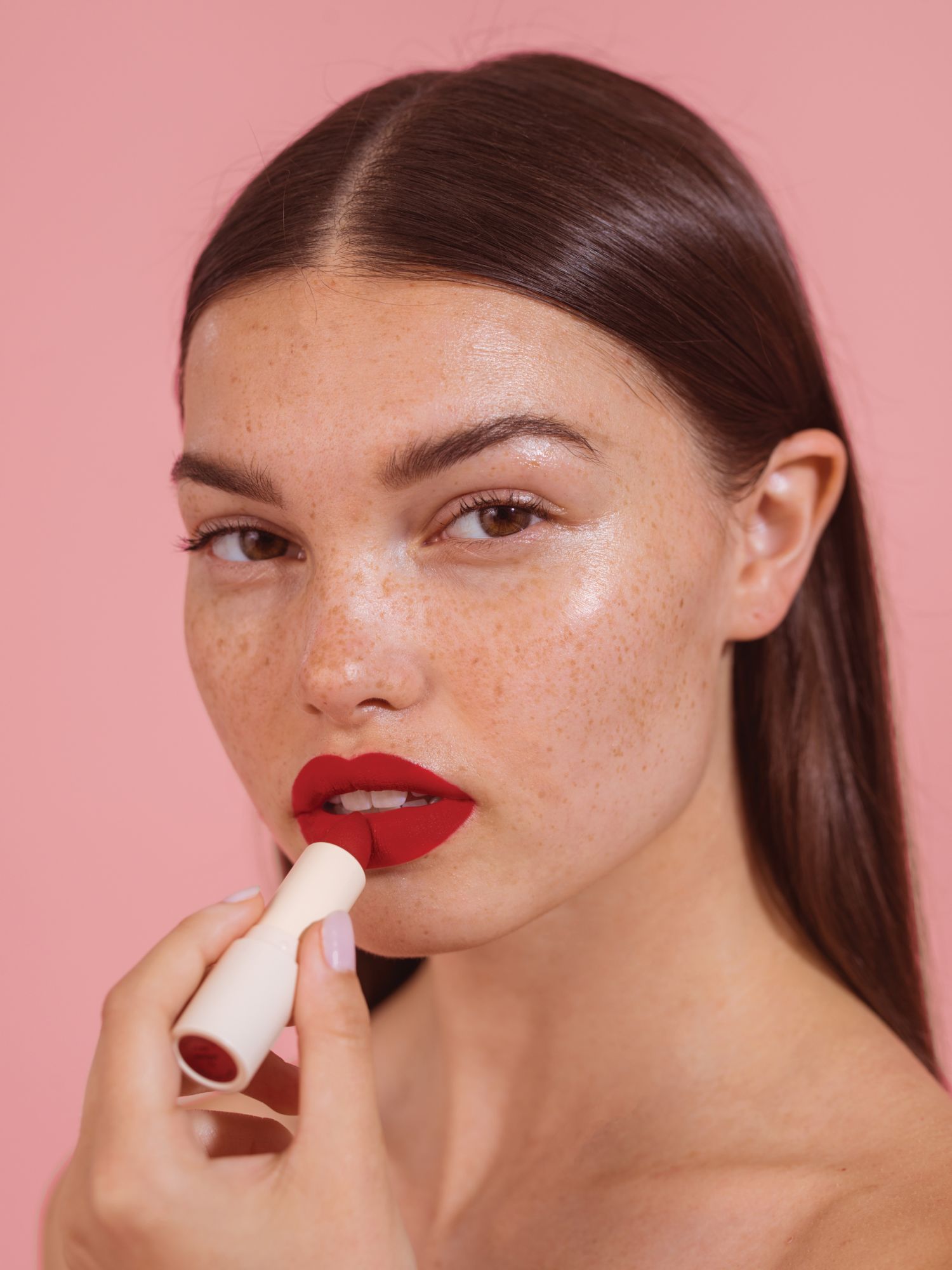 Silk-structure technology gives Sunnies Studio’s Fluffmatte the luxurious second-skin feel everybody’s raving about. The weightless formula combined with a universally-flattering shade range that can be used on eyes, cheeks, and lips make for the perfect one-and-done monochromatic look. | www.sunniesface.com