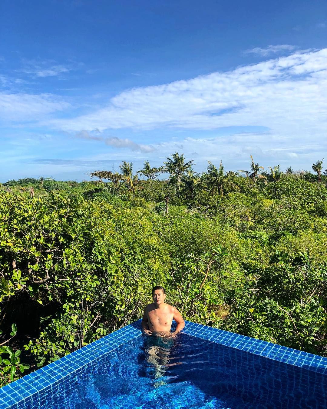 "Cleanse yourself from all worries and doubt, bathe yourselves in positiivity and light as the new year approaches. Happy almost 2019, everyone!" @officialtimyap greets the coming year with a hopeful outlook. in beautiful Amanpulo
