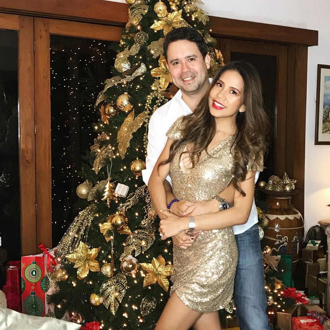 Christmas is best spent with family! Lovely couple Jacques Christophe and Mia pose by a beautifully decorated Christmas tree. (@miaarcenasbranellec)