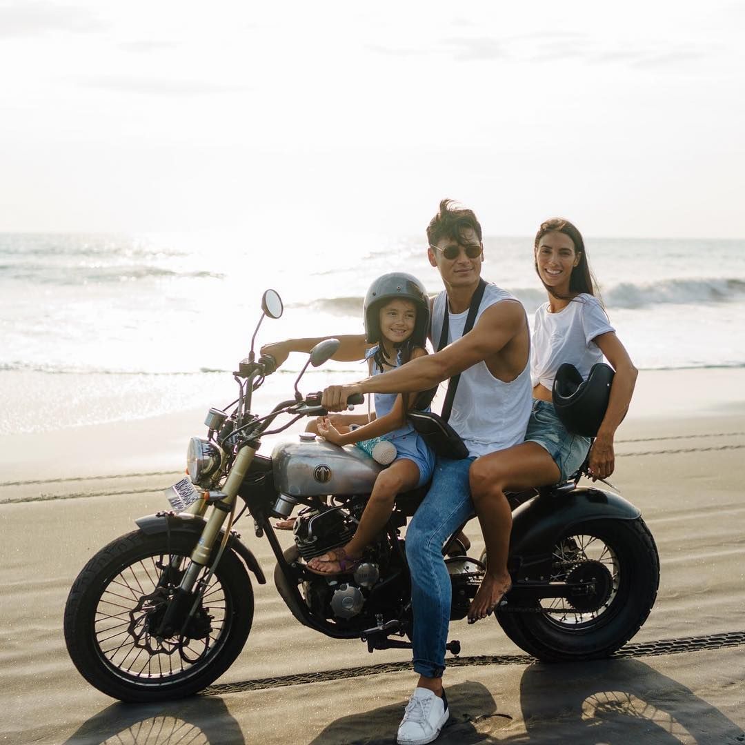 What better way to end the year than on the beach on a motorbike? The Hideo family bids 2018 goodbye with this scenic photo-op. (@hideo_official)