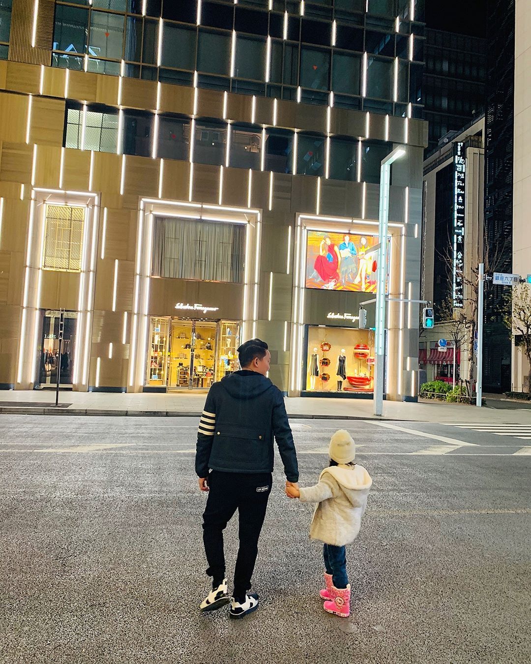 A stroll with dad. @drzteo and family closed off the year as they enjoyed the sights of Tokyo.