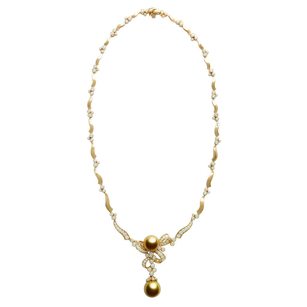 The delicate details of Jewelmer's Madame de Pompadour Necklace sits pretty on a dainty bride's neck