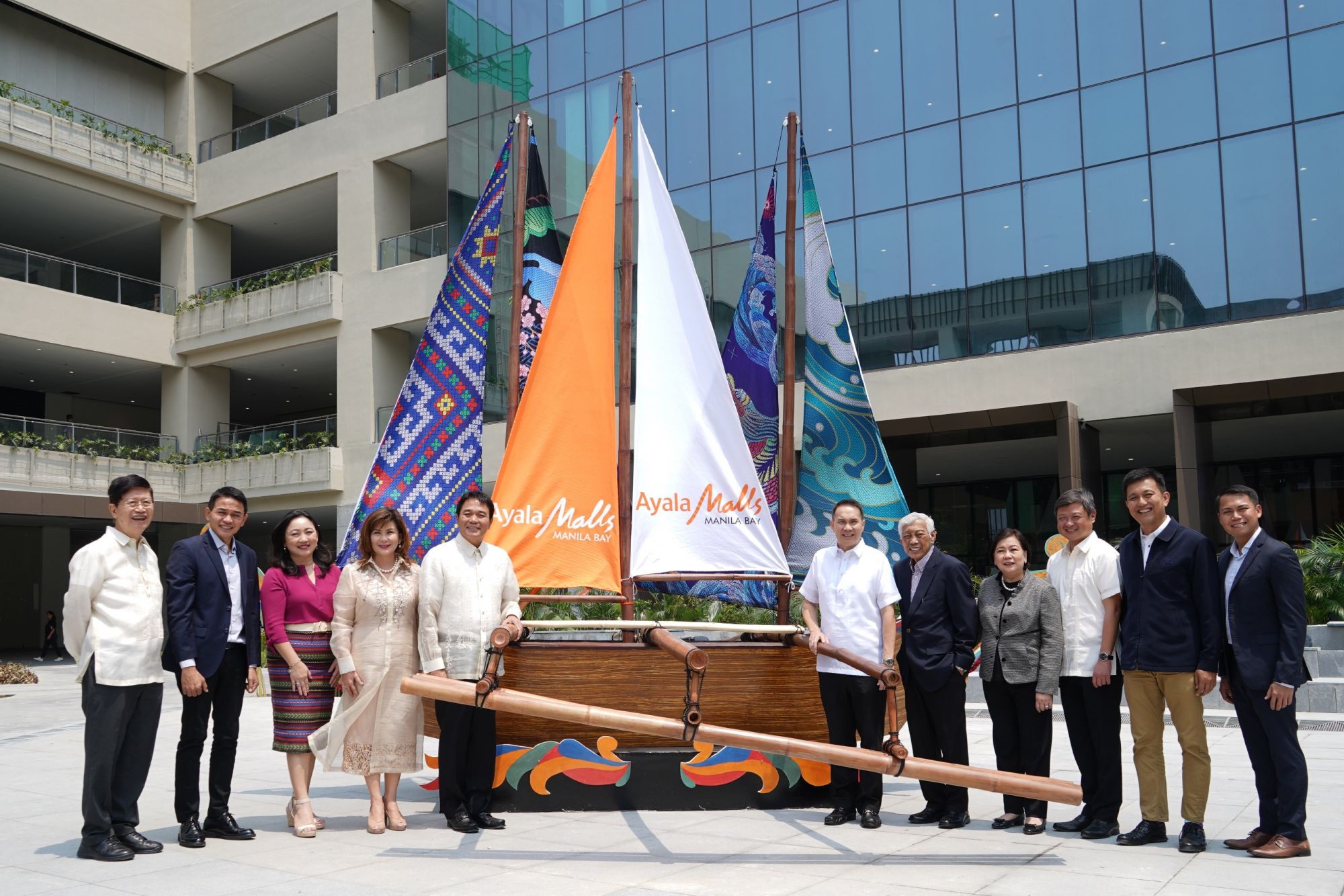 Ayala Land Director Antonino Aquino, Parañaque City Hon. Congressman Eric Olivarez, Ayala Malls President Jennylle Tupaz, Janet Olivarez, Parañaque City Hon. Mayor Edwin Olivarez, Ayala Land President and CEO Bobby Dy, D.M. Wenceslao and Associates Director and Board Chairman Delfin Wenceslao Jr. , Dra. Sylvia Wenceslao, Ayala Land Senior Vice President & Head of Commercial Business Group Junie Jalandoni, Parañaque City Hon. Vice Mayor Jose Enrico Golez, D.M. Wenceslao and Associates Director and President