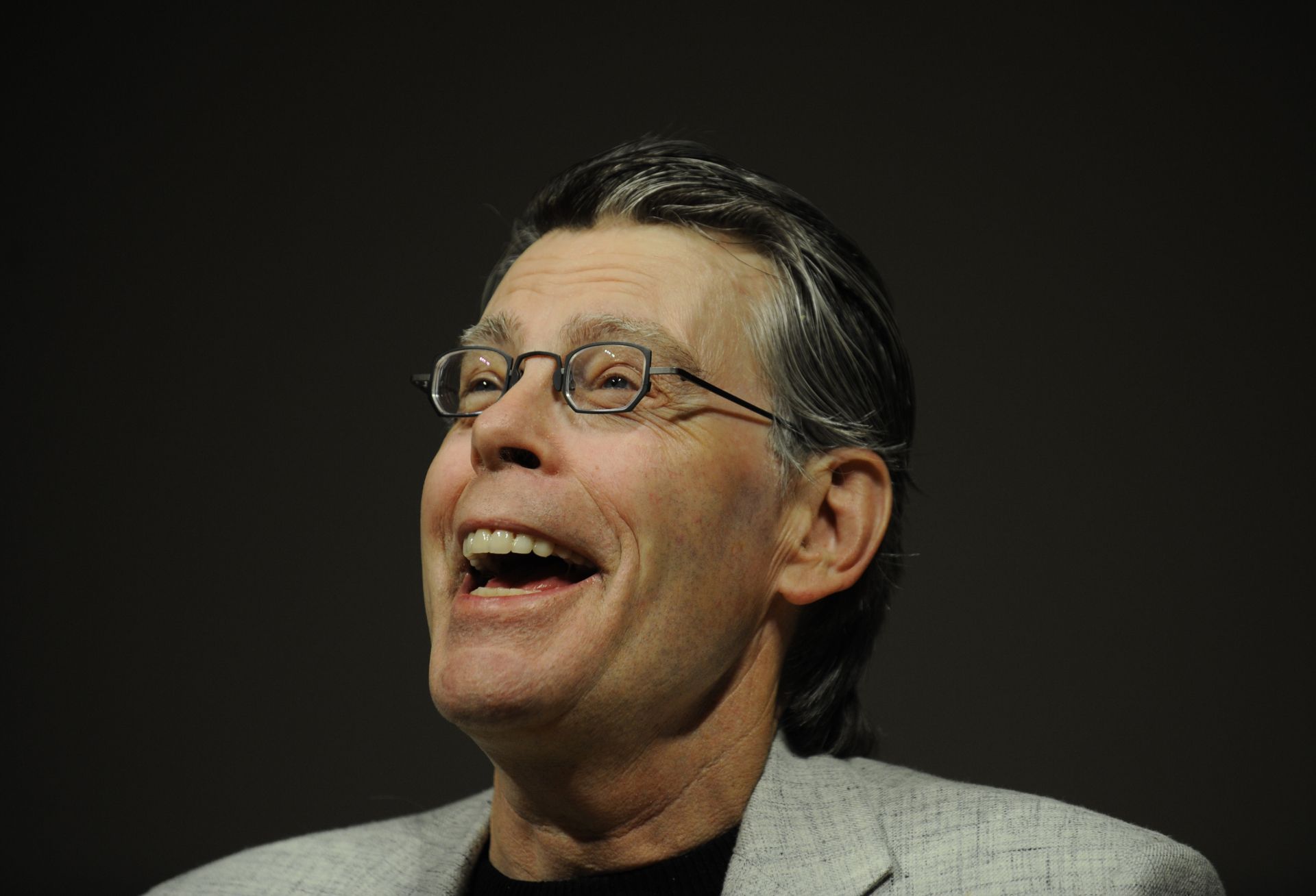 US best-selling author Stephen King talks, during a press conference to unveil the Kindle 2, the latest version of Amazon's popular electronic reader, the Kindle, in New York, February, 9, 2009. The Kindle 2 adds a feature which reads a book aloud, is thinner, faster, crisper, with longer battery life, and capable of holding hundreds more books, Bezos said. The Kindle 2 costs 359 USD, available from amazon.com. and the first units will be shipped February 24. AFP PHOTO/Emmanuel Dunand