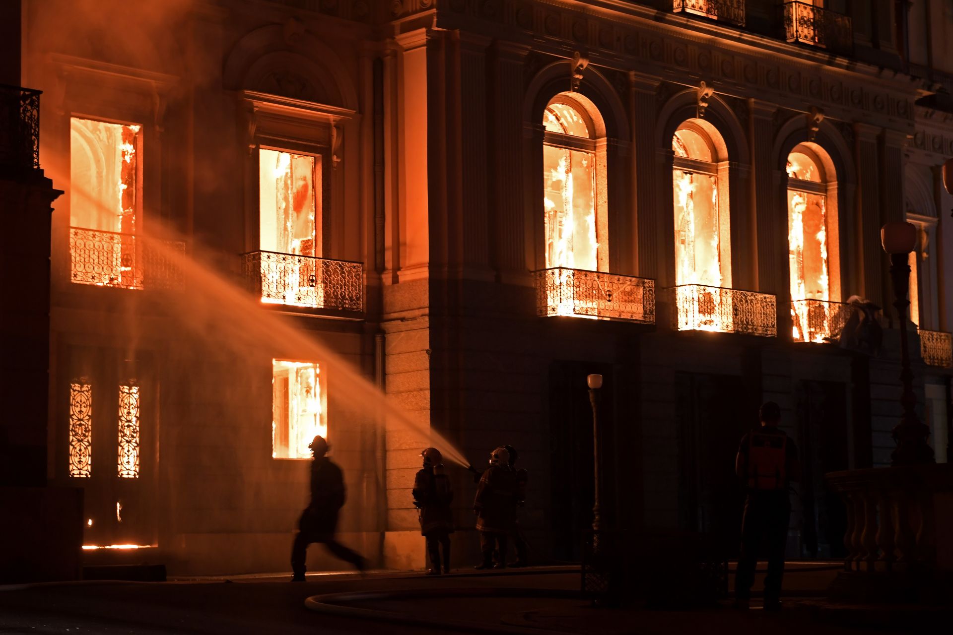 Firefighters work as a massive fire engulfs the National Museum in Rio de Janeiro, one of Brazil's oldest, on September 2, 2018. The cause of the fire was not yet known, according to local media. / AFP PHOTO / Carl DE SOUZA