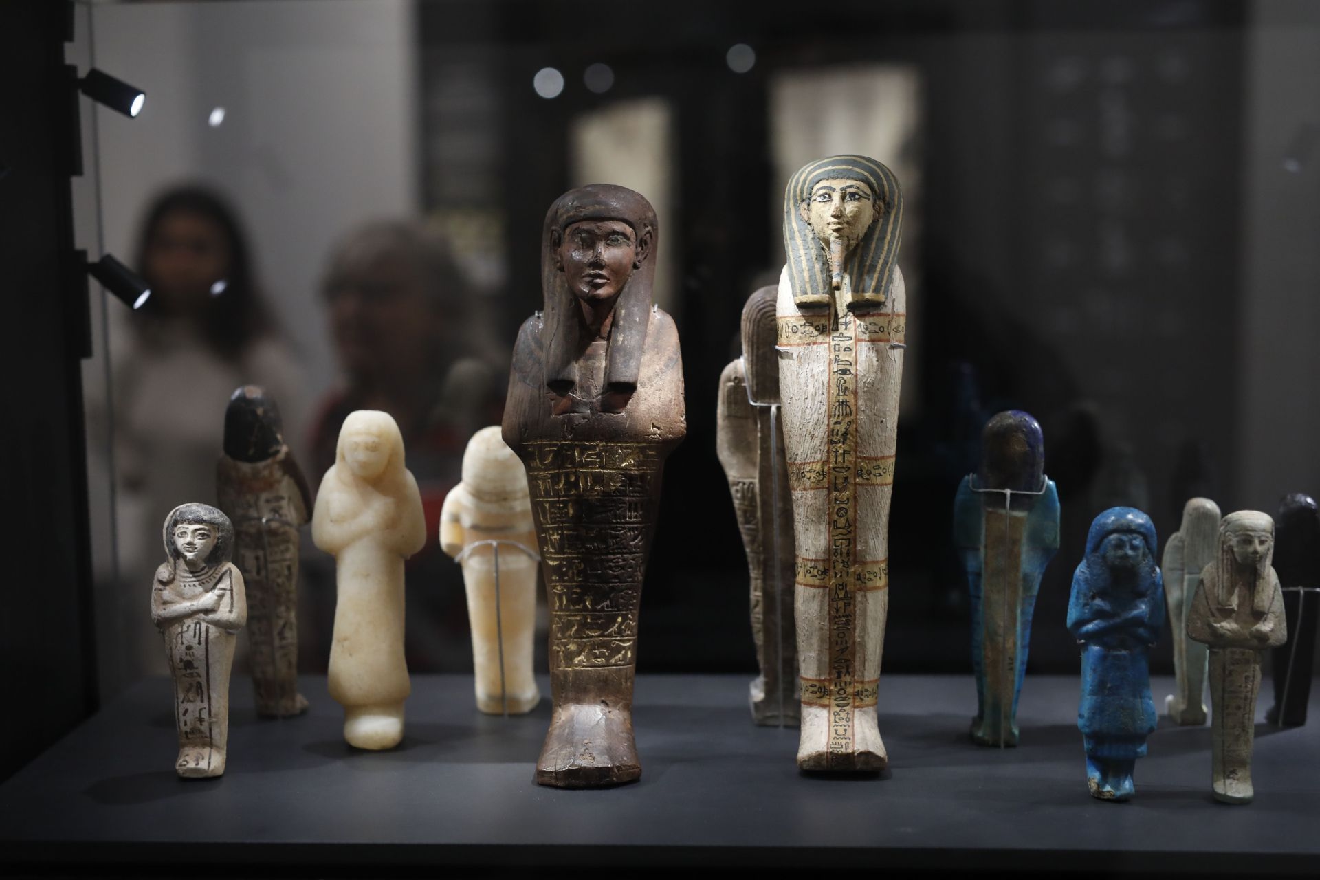A visitor looks at ancient Egyptian statues bearing Hieroglyphs at the Israel Museum in Jerusalem. © MENAHEM KAHANA / AFP