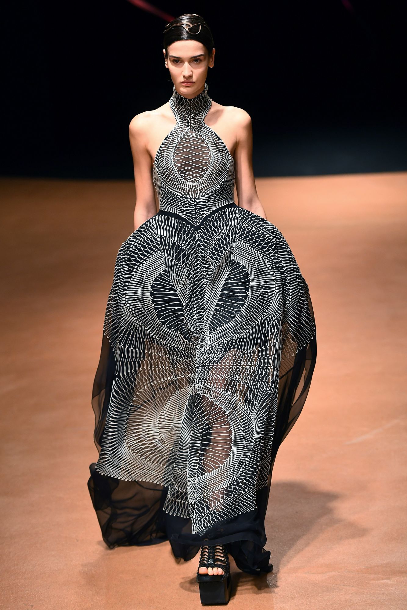 A model presents a creation by Iris Van Herpen during the Women's Spring-Summer 2020/2021 Haute Couture collection fashion show in Paris, on January 20, 2020. (Photo by CHRISTOPHE ARCHAMBAULT / AFP)