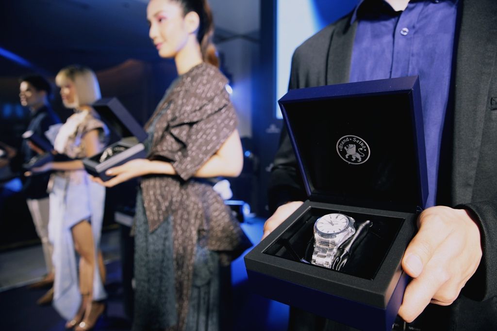 The Nature of Time: The Grand Seiko Master Craftsman Event was an immersive celebration of Grand Seiko’s legacy and world-class quality. Held at the Lexus Manila Showroom, guests stepped into a space lit by the rich shade of Grand Seiko blue, imbibing the brand’s iconic identity and complemented with the swooning melody of the Koto. Within its walls was an LED tunnel that elaborately introduced Grand Seiko’s product timeline, an elegant display of the Lexus RX 350, and Japanese calligraphist Oj Hofer