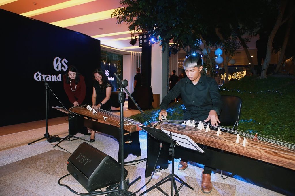 The Nature of Time: The Grand Seiko Master Craftsman Event was an immersive celebration of Grand Seiko’s legacy and world-class quality. Held at the Lexus Manila Showroom, guests stepped into a space lit by the rich shade of Grand Seiko blue, imbibing the brand’s iconic identity and complemented with the swooning melody of the Koto. Within its walls was an LED tunnel that elaborately introduced Grand Seiko’s product timeline, an elegant display of the Lexus RX 350, and Japanese calligraphist Oj Hofer