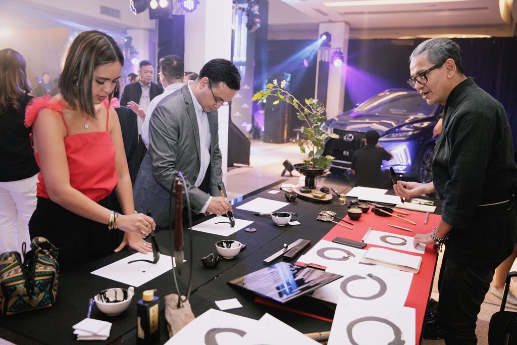 The Nature of Time: The Grand Seiko Master Craftsman Event was an immersive celebration of Grand Seiko’s legacy and world-class quality. Held at the Lexus Manila Showroom, guests stepped into a space lit by the rich shade of Grand Seiko blue, imbibing the brand’s iconic identity and complemented with the swooning melody of the Koto. Within its walls was an LED tunnel that elaborately introduced Grand Seiko’s product timeline, an elegant display of the Lexus RX 350, and Japanese calligraphist Oj Hofer