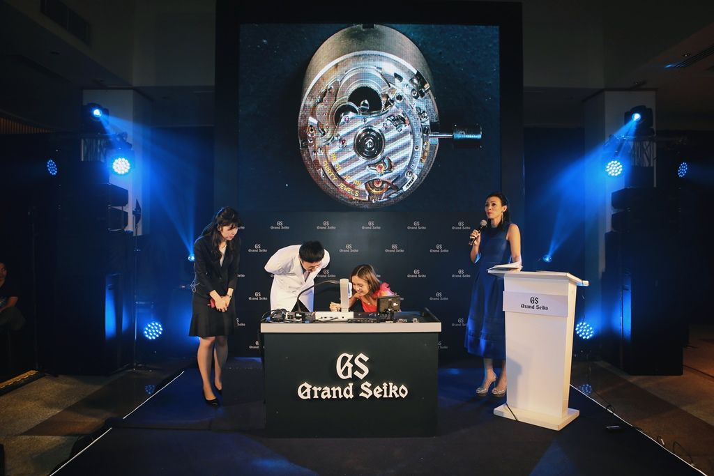 Two lucky guests, Sam Valenciano and Aya Cojuangco, were given the chance to assemble the Grand Seiko Snowflake on stage with the assistance of Craftsman Takuya Nishinaka. The audience watched as both ladies each took their turn in following a meticulous step-by-step guide to build the mechanical watch in five minutes.