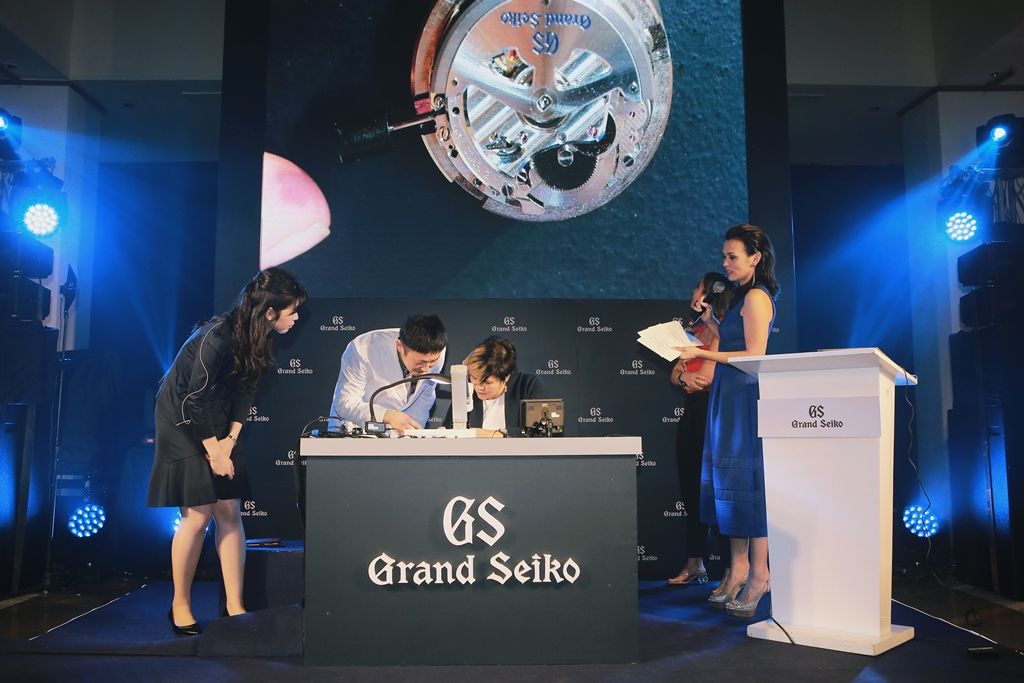 Two lucky guests, Sam Valenciano and Aya Cojuangco, were given the chance to assemble the Grand Seiko Snowflake on stage with the assistance of Craftsman Takuya Nishinaka. The audience watched as both ladies each took their turn in following a meticulous step-by-step guide to build the mechanical watch in five minutes.