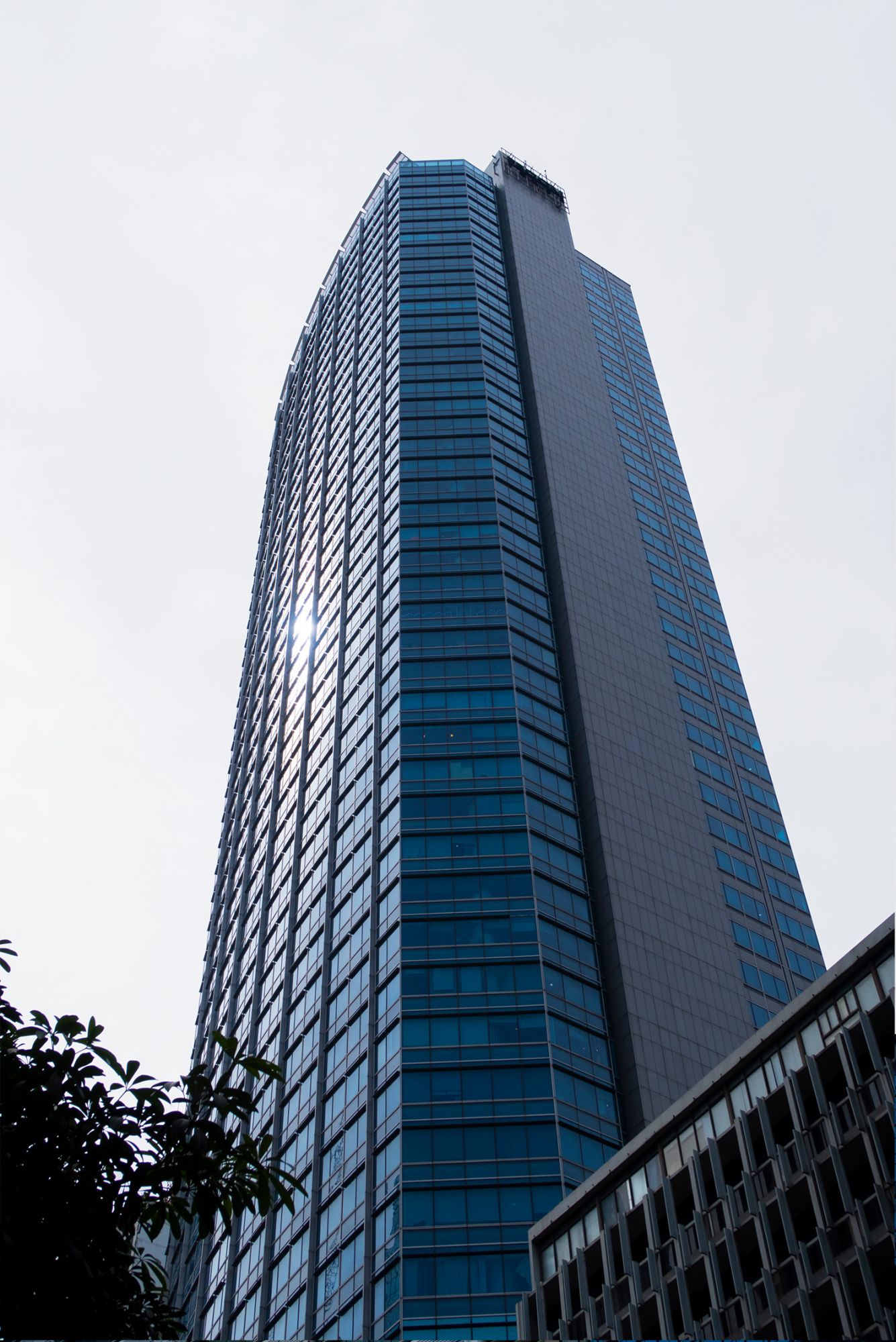 PHILIPPINE BANK OF COMMUNICATION (PBCOM) TOWER: Designed by Skidmore, Owings, & Merrill LLP and completed in 2000 | Photo: Campbell & Associates, Inc.