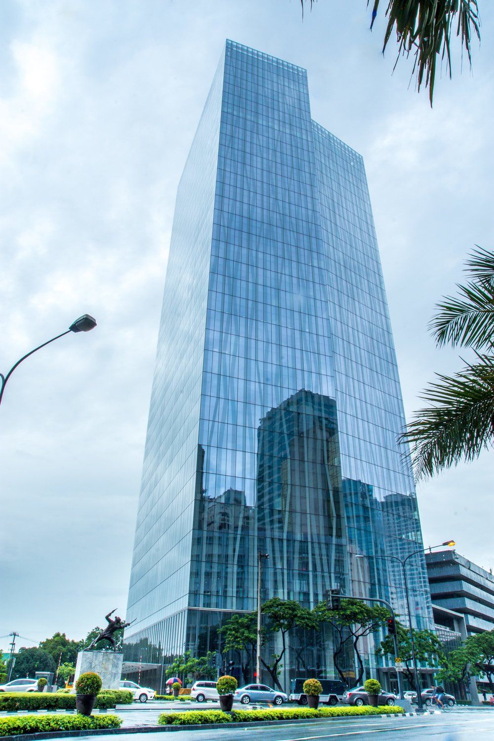 ZUELLIG BUILDING: Completed in 2012. Designed by international architectural firm Skidmore, Owings and Merrill LLP, in cooperation with local architectural firm W.V. Coscolluela & Associates. Façade design was done by Meinhardt Hong Kong Pte. Ltd., while structural, mechanical & electrical, and fire protection engineering & design was provided by Meinhardt Philippines | Photo: Uni-Five Steel Corporation
