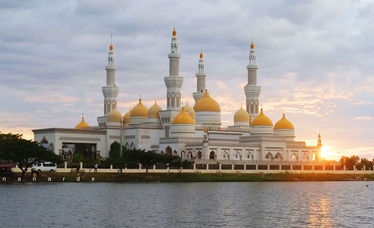 SULTAN HASSANAL BOLKIAH MASJID / GRAND MOSQUE OF COTABATO: Largest mosque in the Philippines erected in 2011. Designed by architect Felino Palafox | Photo: mymindanao