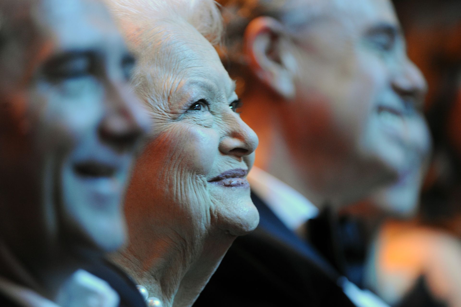 US actress Olivia de Havilland (C) smiles as she attends the 36th Cesar awards ceremony on February 25, 2011 at the Chatelet theatre in Paris. AFP PHOTO / BERTRAND GUAY / AFP PHOTO / BERTRAND GUAY