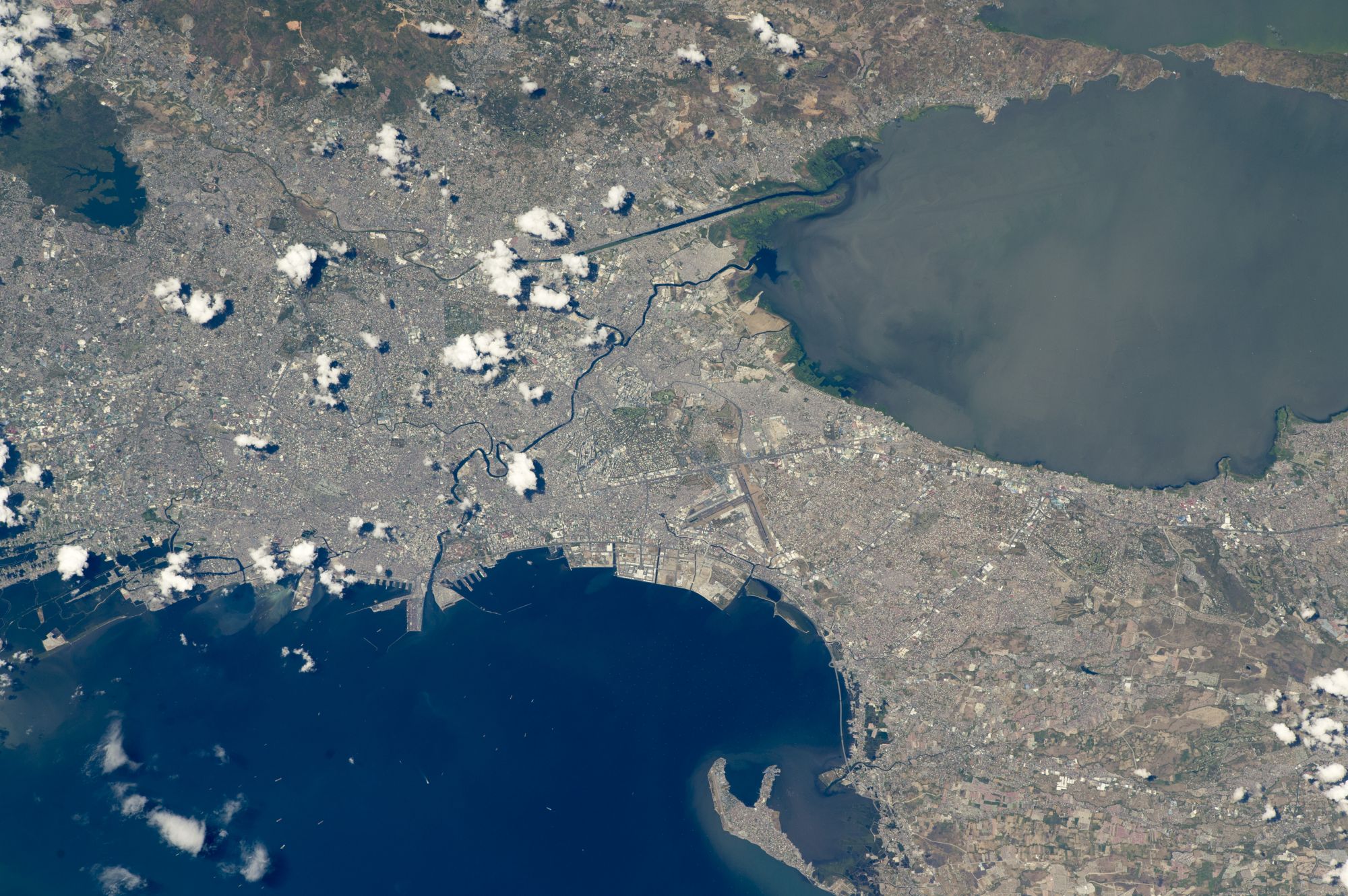 Manila, Philippines as seen from space. | Photo: earthobservatory.nasa.gov