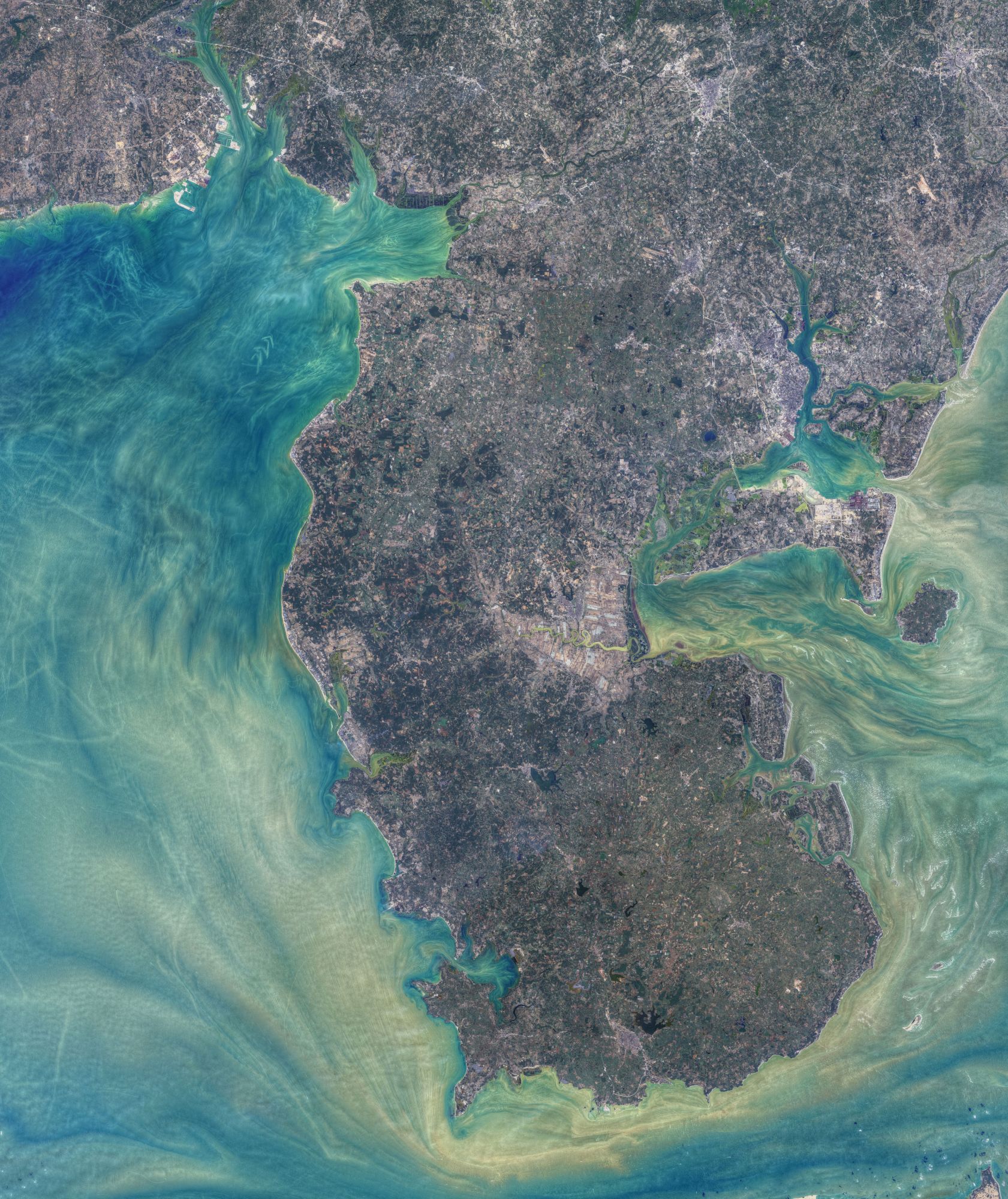 The captivating currents along the Leizhou Peninsula in China. | Photo: earthobservatory.nasa.gov